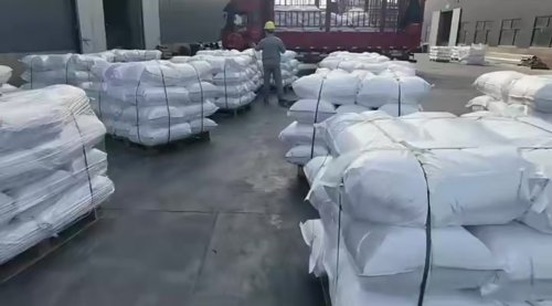 卡车在厂区装载产品场景