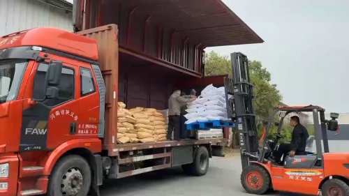 环保物流：大量吸水的硬质材料产品装车发货场景