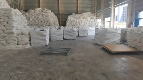 货车在工厂厂区装载成品产品