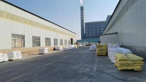 高分子吸水树脂装车过程，工厂厂区内工作人员在搬运产品，确保装载精准。