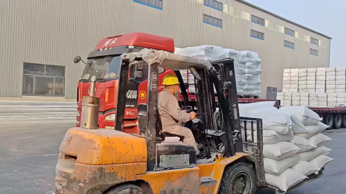 吸水树脂产品整齐装车，专业运输保证产品安全到达