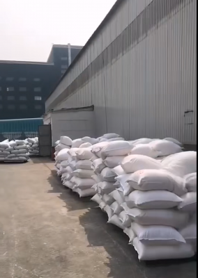 吸水树脂颗粒批量装车，堆放整齐的货物准备运往各地客户，体现工厂产能与高效配送