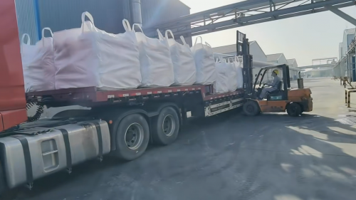 工厂厂区装车现场，高分子吸水树脂产品装车