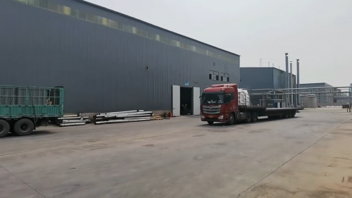 工厂厂区内高分子吸水树脂装车，确保产品完好运输