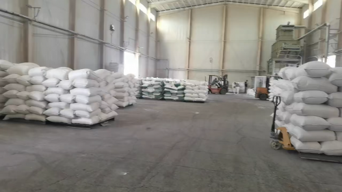工厂厂区，吸水树脂产品正在准备装车，确保安全高效配送。