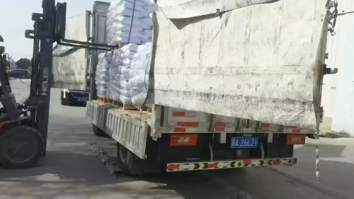 工厂厂区内吸水树脂产品装车作业