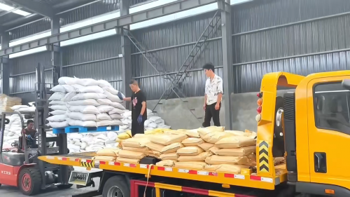 工厂厂区内吸水树脂SAP产品整齐装车，快速响应客户需求。