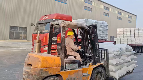 工厂吸水树脂产品批量装车，满足市场需求高效物流支持。