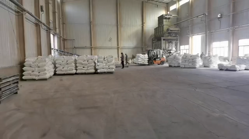 吸水树脂包装并装车，送往客户