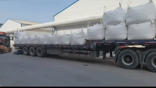 工人正在装车，吸水树脂产品打包运输