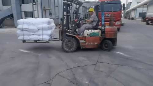 吸水树脂产品在工厂厂区内装车，准备运输