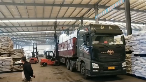 武汉工厂产品装车，展示高分子吸水树脂产品的包装与运输准备。