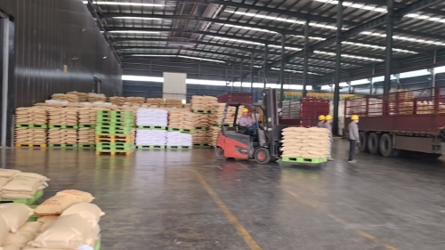 九江吸水树脂生产工厂产品装车场景，确保及时交货