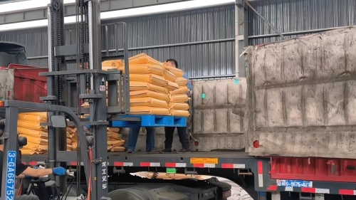 工厂内SAP吸水树脂装车，保证产品质量和配送效率