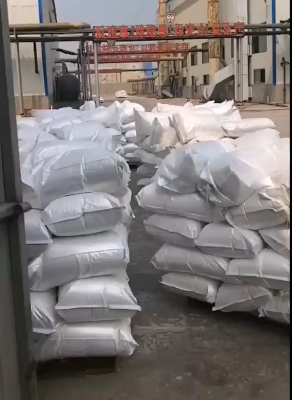 吸水树脂批量装车，工厂厂区效率高