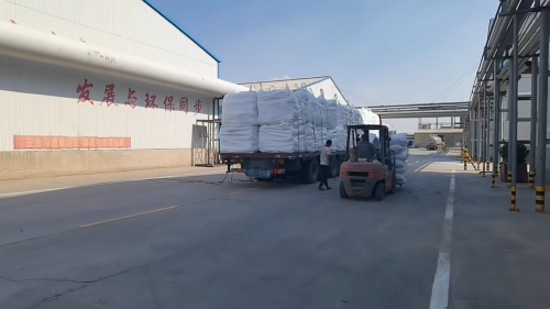 工厂叉车装载高吸水树脂产品，准备发货至客户现场