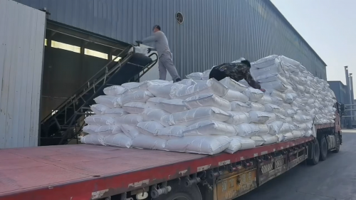 批量SAP树脂货物正在由叉车装车，保障工厂供应链稳定运行