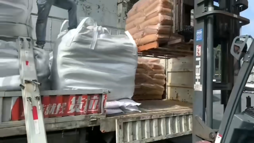 吸水树脂定型成品整车出厂，工厂批量交付客户订单