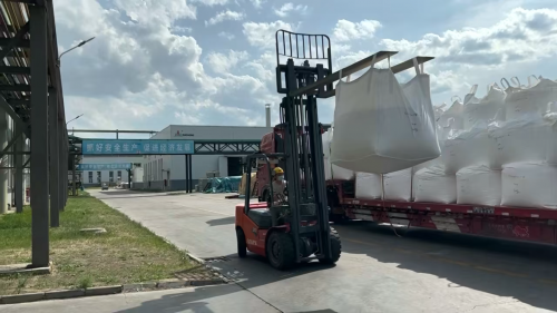 襄阳吸水树脂生产厂家仓库产品装车，精准包装保证运输安全
