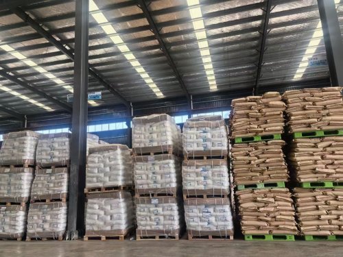 源头厂家工人装载卫生巾吸水树脂产品包装