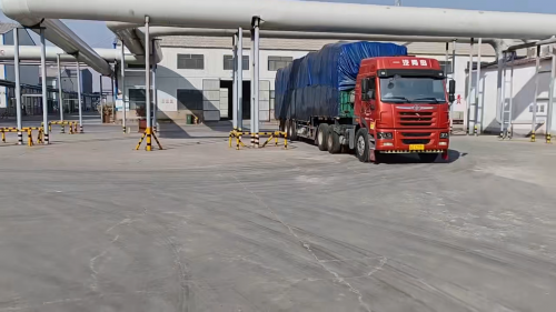 吸水树脂生产线产品装车，工业吸水树脂发货现场