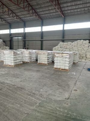 吸水树脂产品整齐码放于货车，工厂装车高效完成订单出库