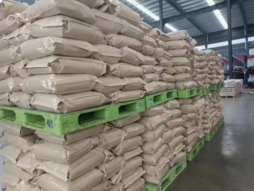 吸水树脂产品整齐堆放等待装车