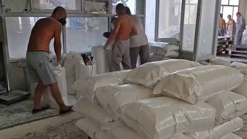昆明吸水树脂制造厂区装车作业，批量发货现场照片