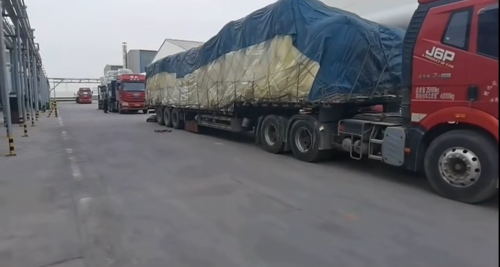 装载吸水树脂产品的货车在工厂厂区待发货