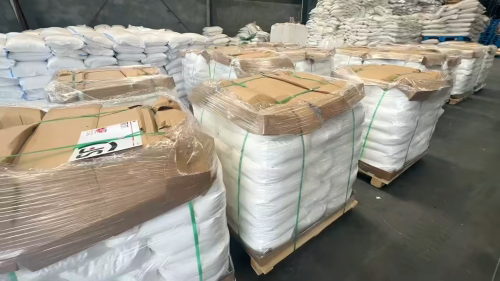 高分子吸水树脂生产基地成品仓库装车中