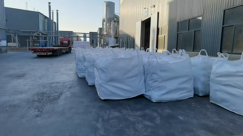 工厂货车装载吸水树脂颗粒，出货运输准备就绪