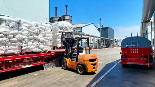 工厂厂区颗粒吸水树脂装车作业