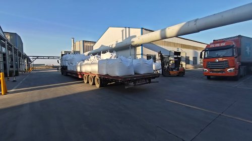 猫砂用吸水树脂产品正在装车发货