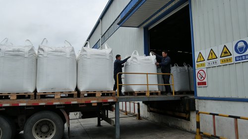 高吸水树脂成品袋装装车过程实拍图