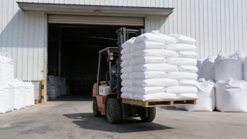 高吸水性树脂整齐装车准备发货