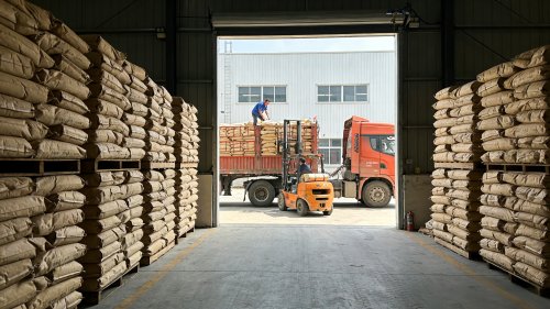 吸水树脂SAP型号产品在工厂厂区装车现场