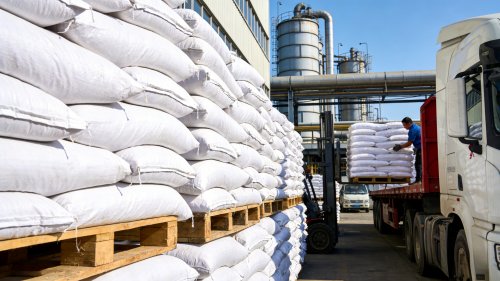 高吸水性树脂SAP颗粒产品仓库装车运输发往客户现场