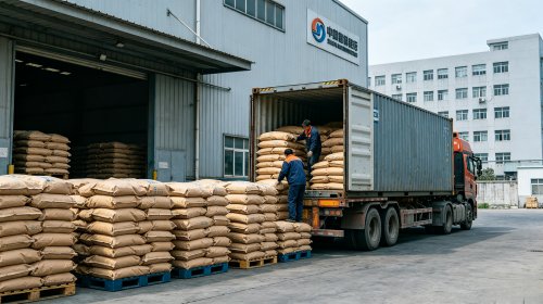 电缆阻水用SAP源头工厂仓库，叉车向货车装载快吸型细粉成品，瞬间吸水膨胀高压锁水纵向阻水三重功能